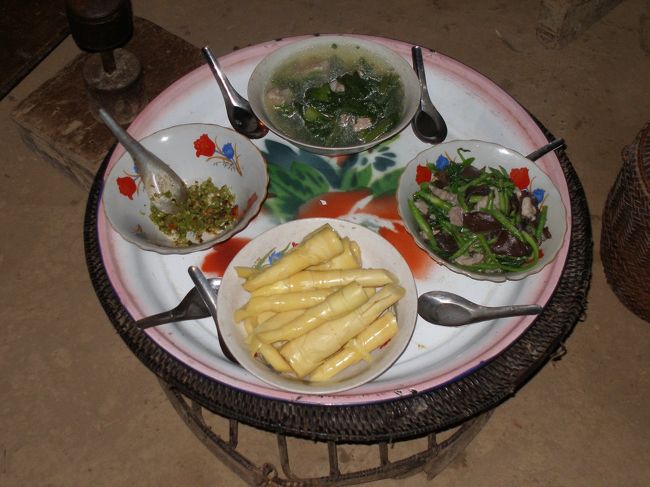 主食はカオミャオ（もち米のゴハン）。そしてピリ辛風肉野菜炒めとスープ，そして昼のタケノコ。あと辛いけどちょい乗せにおいしい唐辛子になんかが混ざったお父さんおすすめの一品。これだけでカオミャオも食べれてしまう。