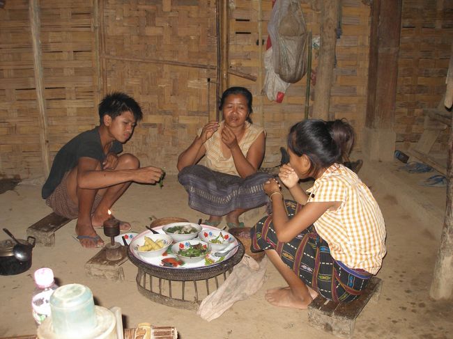 女性と子供達は僕らの食事が終わってから食事。
