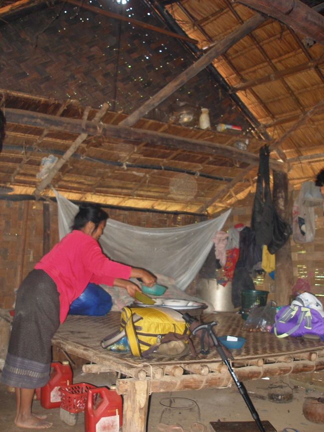 蚊帳を貼ってここで眠る。食事の後，横になったらと言われ横になったら旅の疲れですぐ寝てしまった。ガイドさんと家の人たちはしばらくしゃべっていたが眠くて加われなかった。家の人たちは興味津々だったのでちゃんと起きていて，（今回持って行くのを忘れたが）「指差し会話帳」などを持って行ってたらもっと楽しかったのにと少し後悔している。<br /><br />夜中に一つ問題が。実は家の中にトイレがないのだ。正確には家の外にもトイレと言う建物はない。家の隣の木々の中に行ってトイレをする。懐中電灯片手に家の外に出て木々のあるあたりに行って尿をする。それが面倒だったので　できるだけ我慢するが結局，尿に。この時もやはり蚊に刺された。ついでに家から外に出た時にぬれた泥で足を滑らせ尻餅付いてしまった。夜中，少し便意を催したが，尿は道ばたに近い木でも良いけど，便は奥深く行かないとだめだろうと考え朝まで我慢した。これをクリアできるかどうかがこのホームステェイに参加sて楽しいかどうかの分かれ目かもしれない。