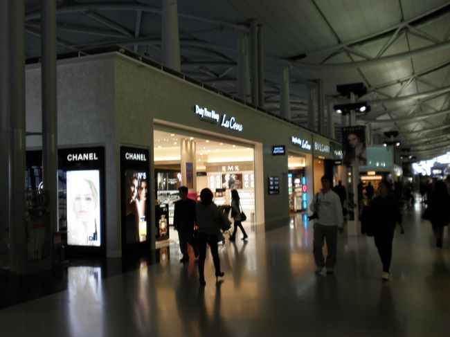 1月は工事中だったのにきれいになってるね〜<br /><br />免税店にJILLやRMKが入ってるしサマンサも復活してる！！<br />出発前から荷物は増える一方(-ω-;)