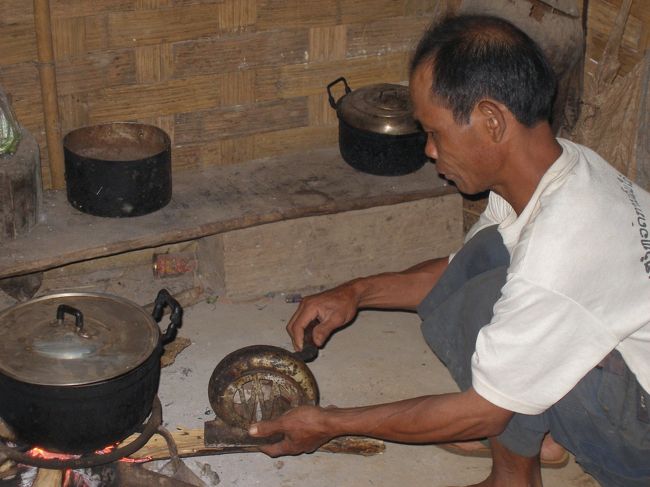 鳥を使った汁物を作っているようだ。まだまだ時間はかかりそう。
