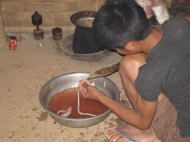 鳥のさばかれるのを見ようと思っていたが，気がついたら鶏は肉のかたまりになっていた。
