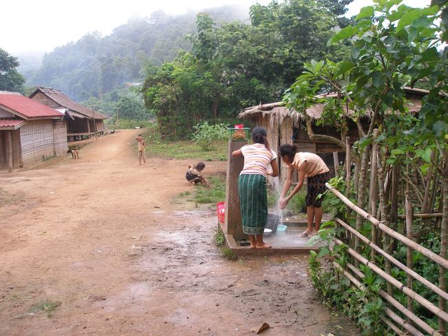朝の水場はいろんな人がいろんなことに使っており絶えず混んでいる。そこに入り込ませてもらい歯と顔を洗う。