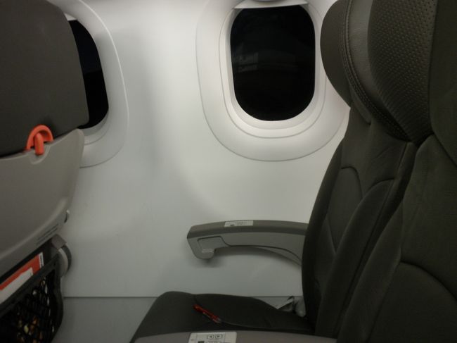 狭いね．．<br /><br />170cmの友達は結構つらそう(>_<)<br /><br />３人並んでたからよかったけど、他の人ならトイレに行くのも気をつかうね。