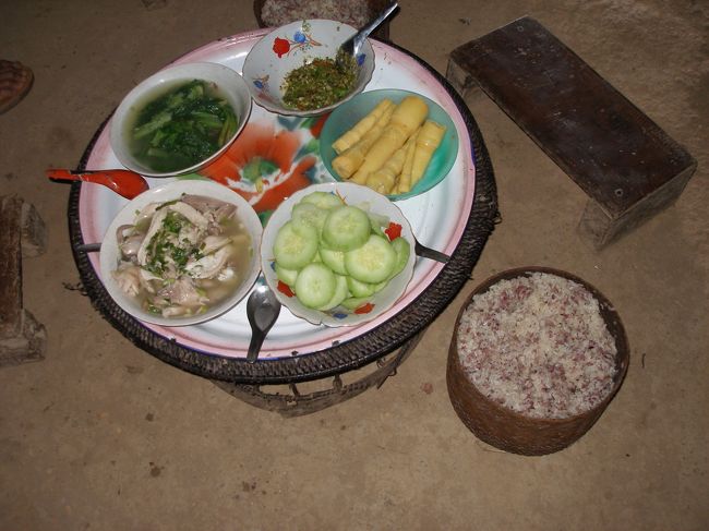 鳥汁にキュウリにタケノコのゆがいたの、例の唐からし，野菜炒め，そしてカオミャオ（もち米）
