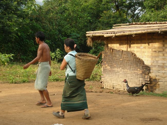 時間とともに仕事に畑などに向かう人も増えて来た。