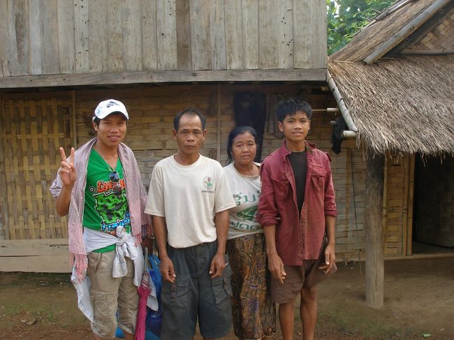 朝食を終えると家族は畑に仕事に行かないと行けないと言うので僕らも出発の準備をすることに。お別れの記念写真。　