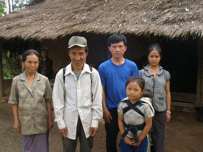 「昨日儀式のあった家で例の小鳥をもらうのだ，もうお金は払ってある。」とガイドさんが言うので儀式の家による。ここでも記念写真。