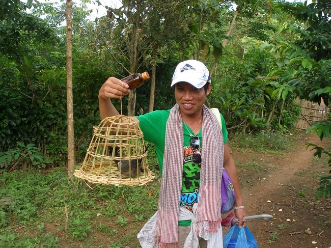鳥が手に入ってうれしくて仕方ないガイドさんは帰り道，エサになりそうな草を見つけては摘んで集めたり、名前を付けなきゃなどと鳥のことに夢中。