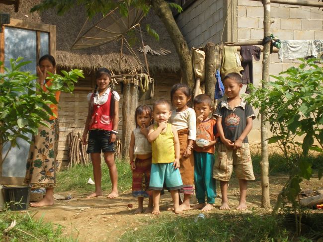 車が迎えにくる場所では行きと同様子供たちの歓迎が。車に乗りふたタブルアンパパンへ。こうして１泊２日のホームステェイは終わった。<br /><br />このツアーに参加される方へ持って行くといいと勝手に考えるもの（８月）<br />【行き帰りのトレッキング】<br />＊雨具：レインコートと傘。傘は日傘になる物の方がいいかも。<br />＊杖やストック<br />＊日焼け止め<br />＊登山靴でなくても運動に適した靴<br />【現地】<br />＊虫除けスプレーと携帯の虫除けグッズ<br />＊トイレットペーパー（ガイドさんに言えばくれると思うけど。）<br />＊水浴びのための腰布かシン（ラオス風スカート）<br />＊コミュニケーショングッズ<br />＊おみやげ？？？