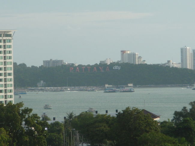 ７階に泊まりましたが、海も見えてリラックスできます。<br />１泊７５０バーツ〜です。冷蔵庫、エアコン、温水シャワー、バルコニーがあります。セキュリティーボックスは、フロントです。<br />ホテルの１階はファミリーマートで、近くにカオマンガイとヌードル等美味しい屋台があります。<br />隣には、安くて美味しいタイ料理レストランがあります。