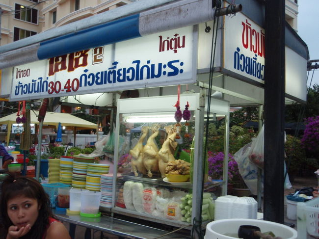 ホテルから徒歩５分にあるカオマンガイの屋台です。