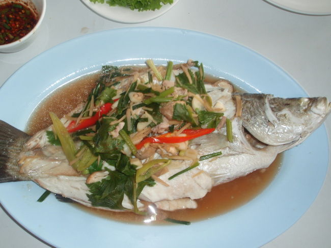 隣のタイ料理レストラン「レックレストラン」の料理です。ナームチムをつけながら美味しかった！