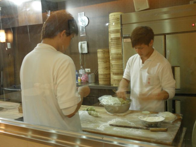 ごちそうさまでした☆<br /><br />またテクテクと歩いて10分ぐらいかなぁ<br /><br />『勝立生活百科』<br />期待が大きすぎたのか思ってたより微妙．．<br />写真撮るのも忘れてタクシーで帰宅。<br /><br />ホテル前のセブンイレブンで買ったビールを飲んで台湾1日目は終了。<br /><br />おやすみなさい(-_-)zzz