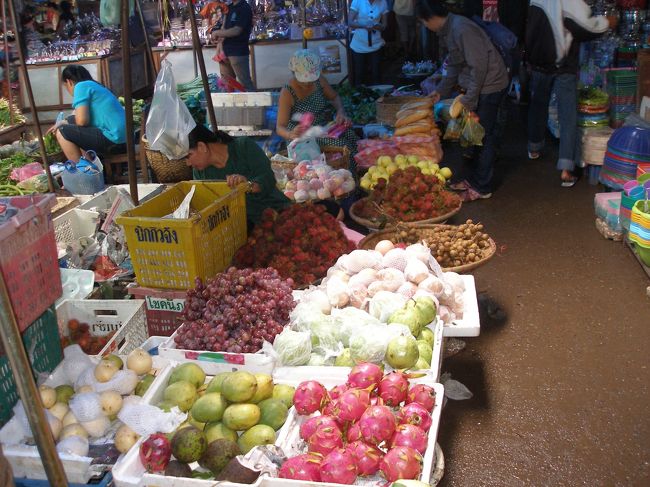 ガイドさんはロンガンを購入。村までのトレッキングの間の腹持ちが心配だったのでバナナを買わせてもらう。