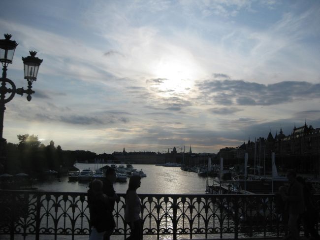 トラムの中から見た夕暮れの景色。