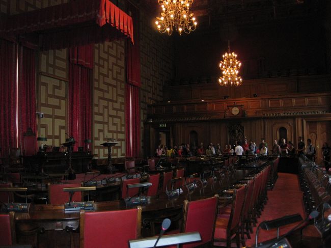 重厚感ある会議場。