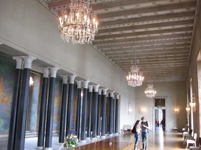 明るく開放的な広間。