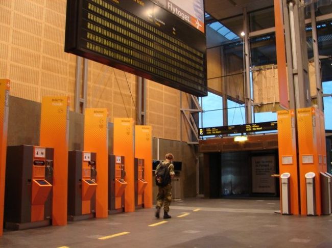 オスロ駅。<br /><br />近代的なところでそうでないところがあり、<br />場所によっては女性の一人旅だと物騒な感じを覚えるかも。<br /><br />これは空港と連結する電車のホームへの入り口。<br />左側に見えているのは券売機。<br />