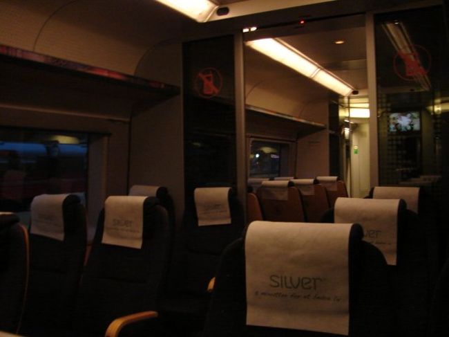 空港行きの列車の中。<br /><br />列車というより成田エクスプレスとかのような感じ。<br /><br />静かできれいでとても快適。<br />