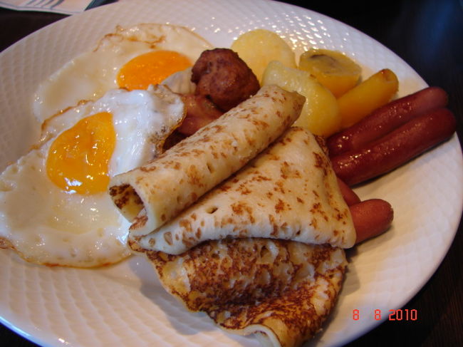 8/8の朝食。<br /><br />薄いパンケーキがある。<br />どうやら北欧のホテルではパンケーキが必須アイテムのようだ。<br />