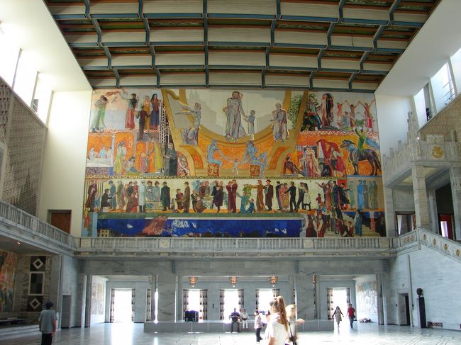 シティホール内。<br /><br />カテゴリーは本来「建物」なんだろうけど、<br />あえて「絵画などの美術品」としてしまおう。<br /><br />もう、いきなりこれだもの。<br /><br />こういうところが無料で開放されているのです。<br />本当に感覚が違う。