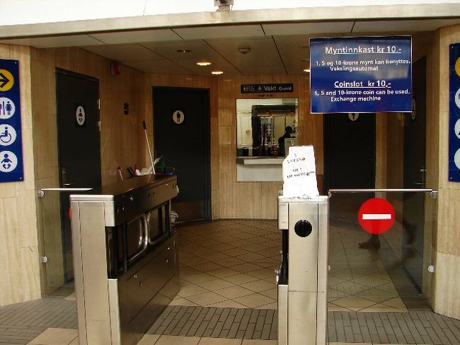 この日のランチは何を食べたのか写真がない。<br /><br />とりあえずこれはショッピングセンターのトイレ。<br /><br />ここから移動してバイキング博物館に行くまで<br />ちょっとバスに揺られるので行っておこうということになり、<br />あちこち探した。2階にあった。<br /><br />入り口のゲートはご覧のとおり壊れているが<br />奥の窓口のおじさんに10クローネ払うことになっている。<br /><br />ちなみに私は「写真撮るな」と睨まれました。<br /><br /><br />