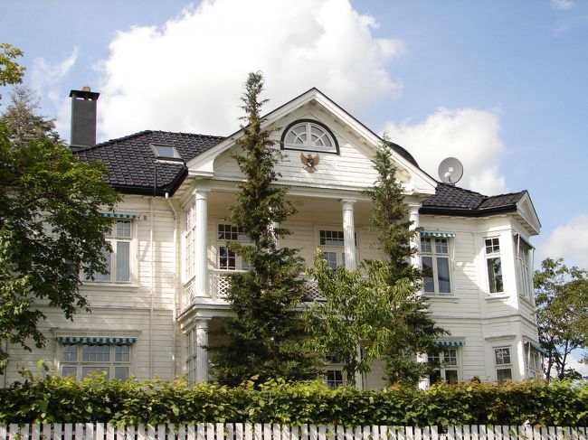 バイキング博物館から歩いて波止場へ行く。<br /><br />その両脇は瀟洒な別荘が並ぶ地帯。<br /><br />絵本の中のよう。<br />