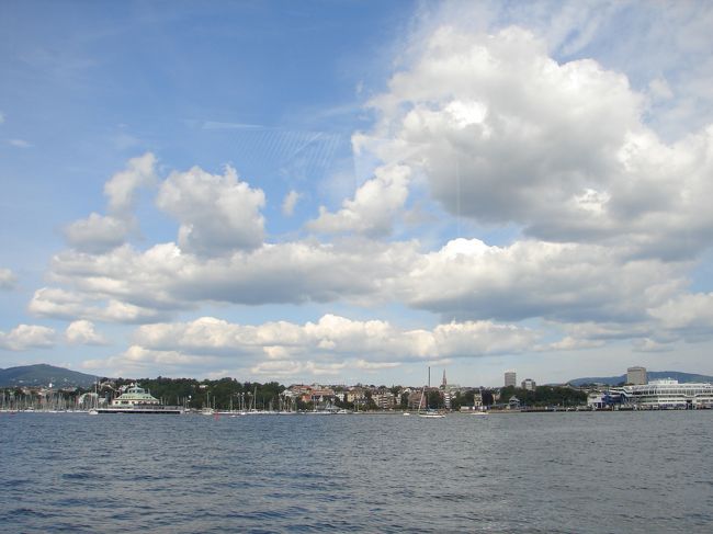 波止場では、中心地に向かう船に乗る。<br /><br />30分くらい待ったかな。<br />船は小さくて定員があるせいか、<br />待っている人たちの間に、<br />なんとなく隙があれば割り込もうとする感じがある。<br /><br />最初なんとなく横に並んでいて、<br />じりじりと前に入ってくるのだ。<br />なんか嫌な感じだった。<br />今回はイタリア人じゃなかったけどね。<br /><br />