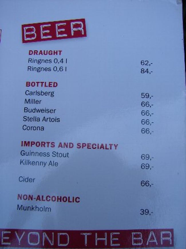 海沿いでまた休憩しようということでレストラン街を歩く。<br /><br />のんびりくつろいでいる人が多くて、<br />なかなか席が空かない。<br /><br />とりあえず入れるところ！といったらT.G.Fridayだった。<br /><br />オスロに来てアメリカンとは予想だにしなかったが<br />お義母さんは初めてとのことだったので良しとする。<br /><br />写真はT.G.Fridayのビールの価格。<br /><br /><br /><br />