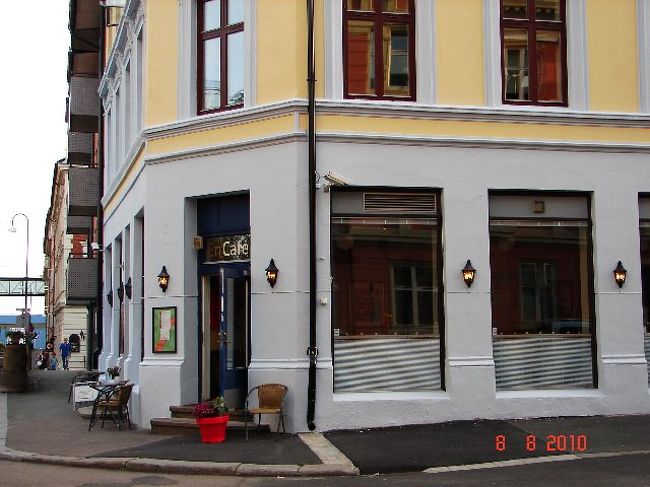 Scandicの辺りはあまり食べる所がない。<br /><br />あっても閉まっていたりする。<br /><br />うろうろ歩きまわってようやく見つけたカジュアルなレストラン。<br />