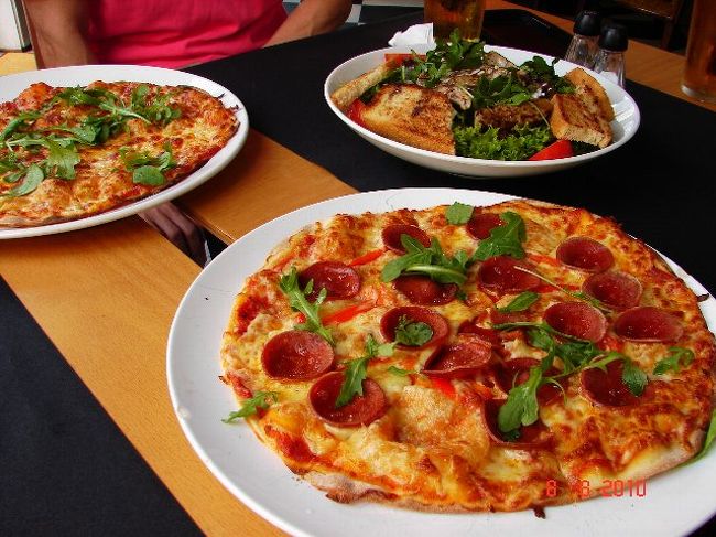 写真に写っているのはピザだけど、<br />ツナのカルパッチョもとても新鮮で美味しかった。<br />