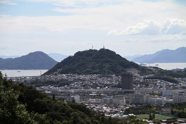 ▼府中町茶臼山林道より　<br /><br />　広島高速２号線と黄金山。