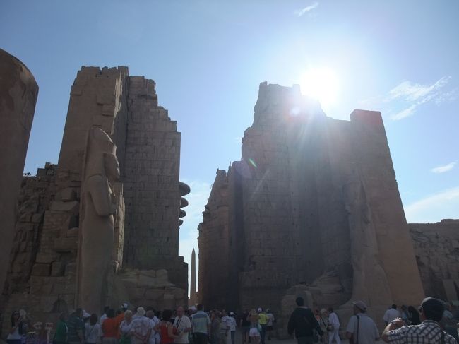 第二塔門前のラムセス２世像。<br />奥にオベリスクが見えます。<br />