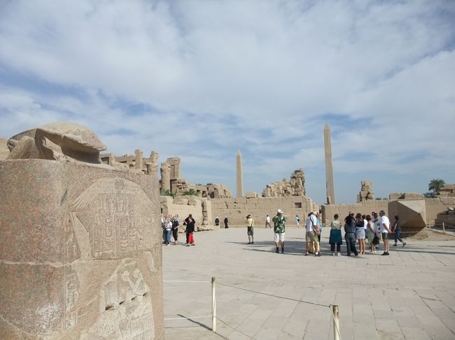 スカラベ（日本名はフンコロガシ）とオベリスク。