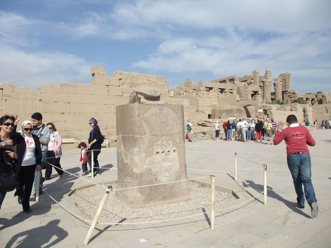 スカラベの周りを反時計回りに回ると幸運があるといわれ、<br />回っている方々(^^♪<br /><br />いいことあったかな！？