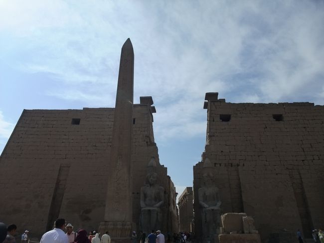 ルクソール神殿。<br /><br />カルナック神殿を中心とするアメン大神殿の付属神殿として建立されたもので、約3ｋｍ離れたアメン大神殿とは参道で<br />つながっていたそうです。<br /><br />対で右に建っていたオベリスクは<br />現在、パリのコンコルド広場に建っています。<br />