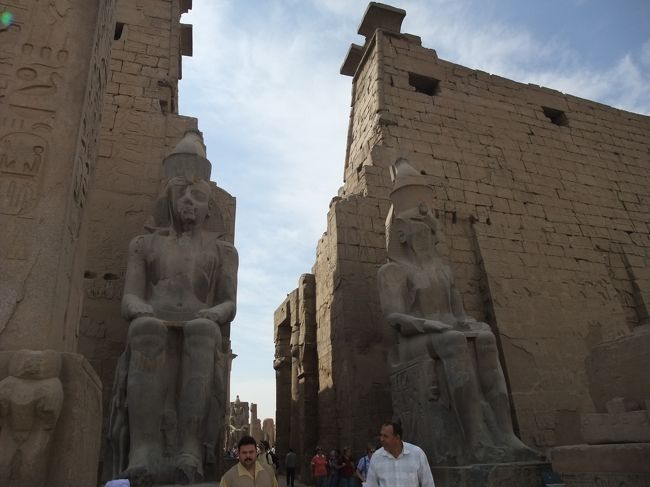 ここにもラムセス2世の像があります。
