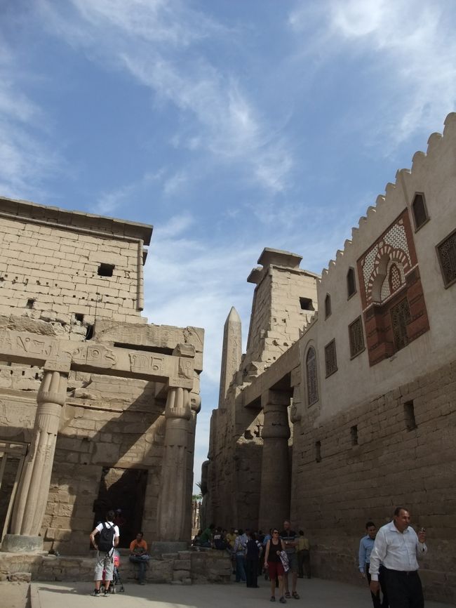 ルクソール神殿の中にあるイスラム教のモスク。<br /><br />13世紀に造られたそうですが、<br />建築当時、神殿は砂に埋もれていて<br />分からなかったらしい。