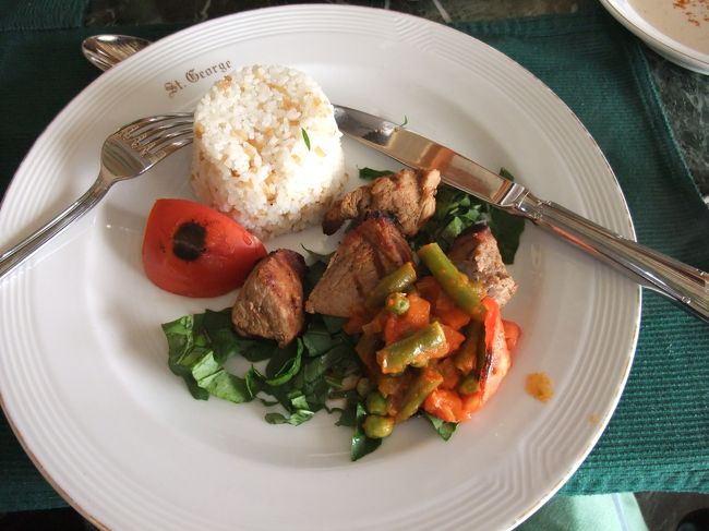 昼食はシシカバブ（牛肉の串焼き）。