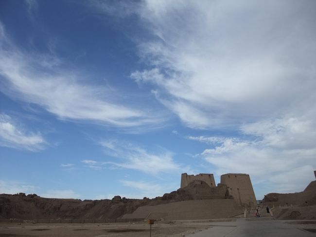 食べた後はエドフに向かいます。<br />駐車場からホルス神殿に歩いて行きます。<br /><br />さきほどの２つの神殿と比べて<br />人がいない・・・