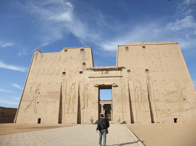 巨大な塔門。<br />圧巻です。