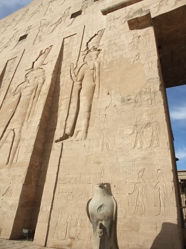 太陽神ホルスを祭る神殿です。