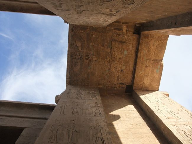 塔門をくぐります。