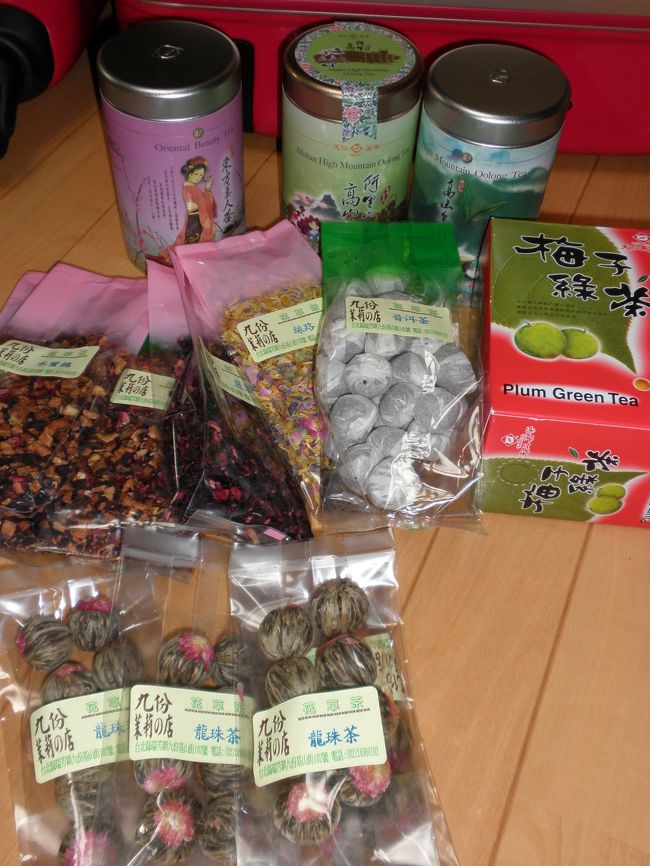 お茶<br /><br />左手前のは九ｲ分で１個１００元。<br />缶と箱はスーパーで購入。