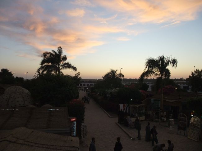 エドフを後にしてコムオンボへ。<br />もうすっかり夕暮れ・・・<br /><br />コムオンボ神殿はナイル湖畔にあるので<br />向こうにナイル川とナイルクルーズの船が見えます。<br />