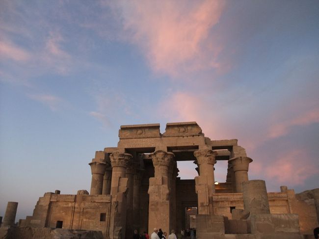 <br />ワニの神であるセベク神とホルス神の２つの神に捧げられた神殿です。