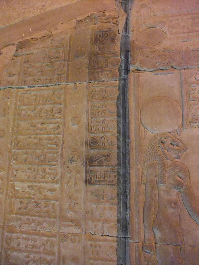 カレンダーのレリーフ。