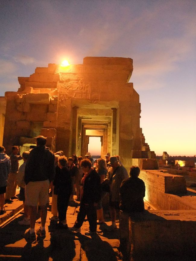 ホルス神殿は人が少なかったけど、<br />クルーズで停泊中の人も多く、<br />けっこう観光客がいました。