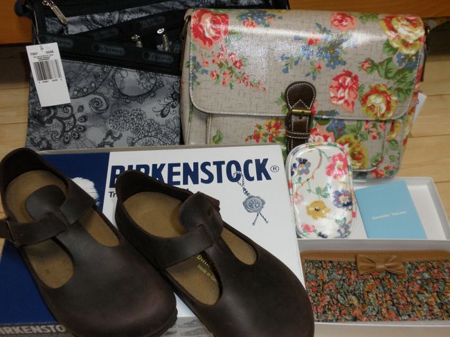 自分御褒美☆<br /><br />レスポートサック　<br />キャスキッドソン←怪しげな免税店で本物か心配(>_<)<br />サマンサタバサ<br />ビルケンシュトック<br /><br />ビルケンは三越で10000円ちょい。日本で26000円ぐらいやからほんまお買い得よね(^^)v　　